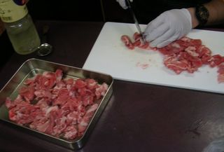 ほうとう(肉切る).JPG