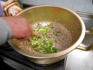 挽肉+ねぎ炒める.JPG